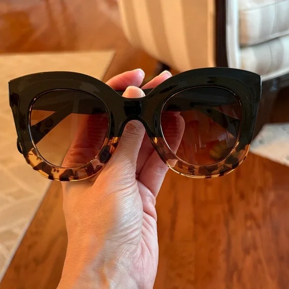 Stylish Black and Tortoise Sunglasses - Picture 5 of 5